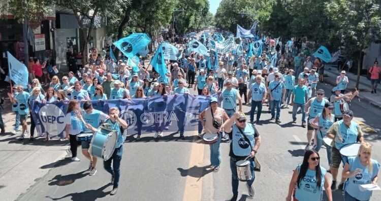 Los docentes profundizan el plan de lucha por un aumento superador