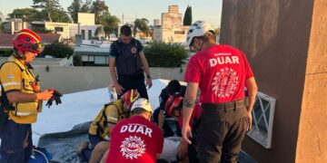 Video: así rescataron a un hombre que cayó desde un tanque de agua