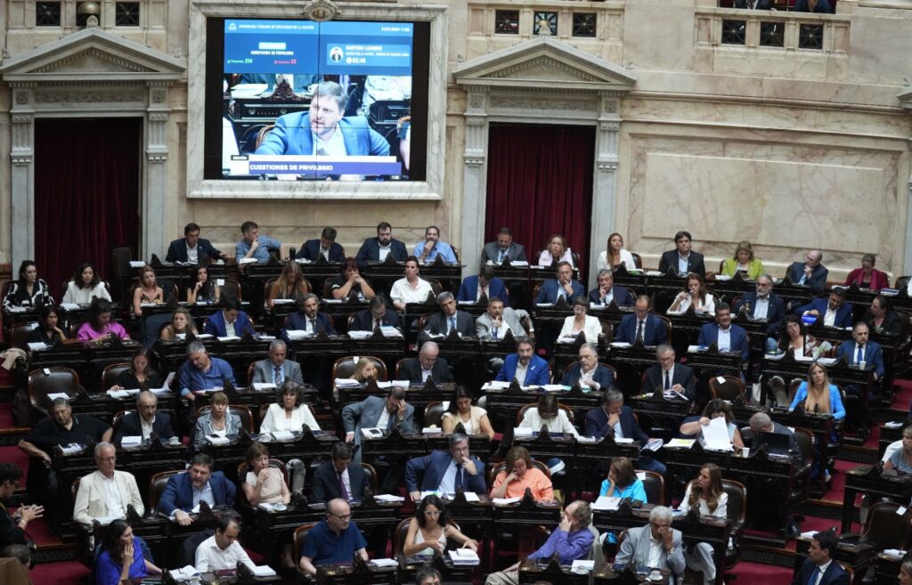 En un clima de alta tensión, la Cámara baja inició el debate de la Ley ómnibus