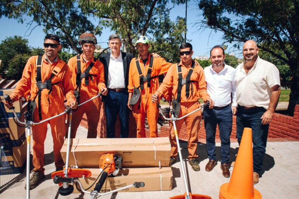 Passerini entregó equipos para el mantenimiento de la Costanera