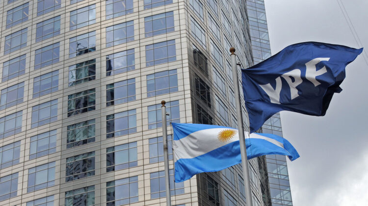zzzznacp2NOTICIAS ARGENTINAS BAIRES, NOVIEMBRE 25: (ARCHIVO) YPF y Repsol quedaron hoy
muy cerca de un principio de acuerdo para compensar a la empresa
española por la expropiación de su filial en Argentina,
consignaron fuentes diplomáticas. 
Foto NA: JUAN VARGASzzzz