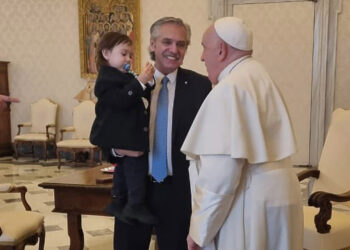 El papa Francisco recibió en la biblioteca del Vaticano al ex presidente Alberto Fernández