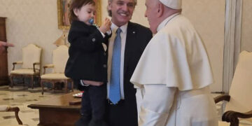 El papa Francisco recibió en la biblioteca del Vaticano al ex presidente Alberto Fernández