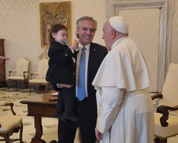 El papa Francisco recibió en la biblioteca del Vaticano al ex presidente Alberto Fernández
