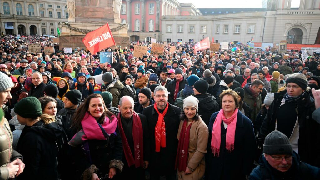 Miran de reojo a la ultraderecha
