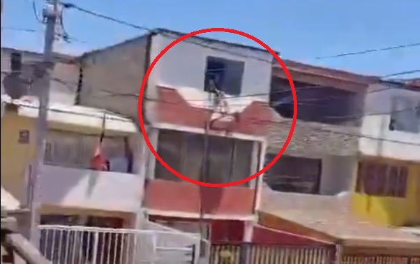 El amante de una mujer cayó semidesnudo desde la ventana de un segundo piso mientras escapaba del esposo El amante de una mujer cayó semidesnudo desde la ventana de un segundo piso mientras escapaba del esposo