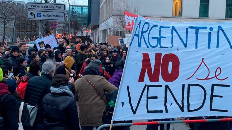 Un centenar de argentinos se movilizaron frente a la embajada en Berlín.