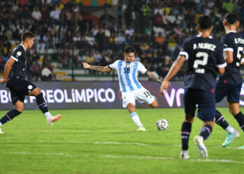 Argentina rescató un empate sobre el final del juego