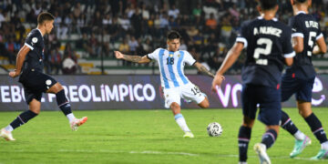 Argentina rescató un empate sobre el final del juego