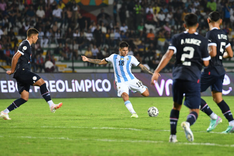 Argentina rescató un empate sobre el final del juego