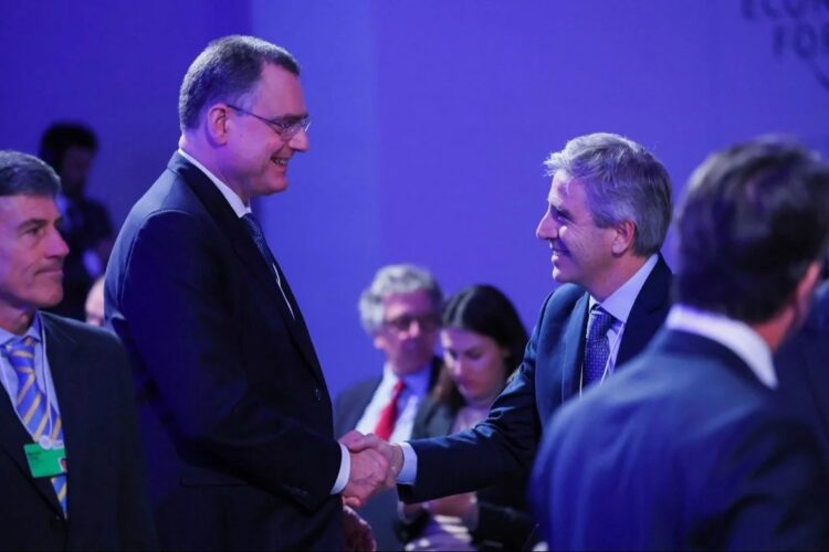 Caputo saluda al presidente del Banco Nacional Suizo, Thomas Jordan.