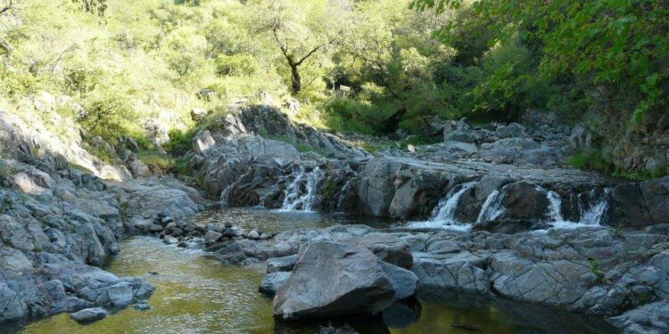 Cascadas cristalinas escondidas en Córdoba, imperdibles para los días de mucho calor