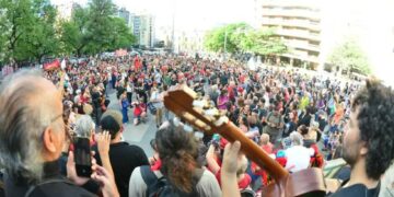 Hubo un masivo «cacerolazo” contra el “ajuste” nacional en la cultura