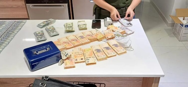 Además, se secuestró una suma de dinero, en dólares y pesos, armas de fuego y elementos de interés para la causa.