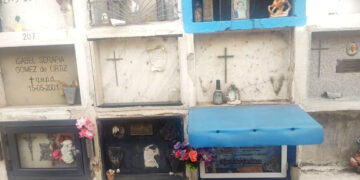 Vecinos denuncian el robo de placas en el cementerio San Jerónimo
