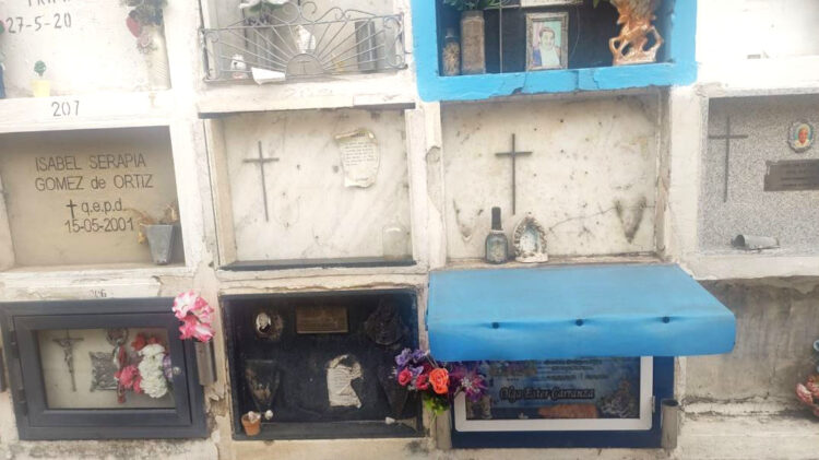 Vecinos denuncian el robo de placas en el cementerio San Jerónimo