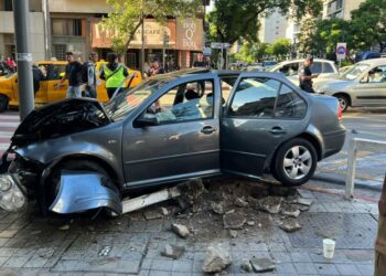 Accidente en Córdoba: cruzó cinco semáforos en rojo, chocó a un taxi y terminó incrustado en un poste