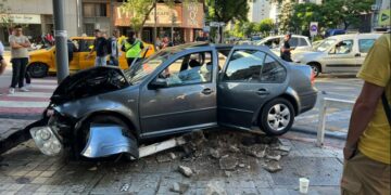 Accidente en Córdoba: cruzó cinco semáforos en rojo, chocó a un taxi y terminó incrustado en un poste