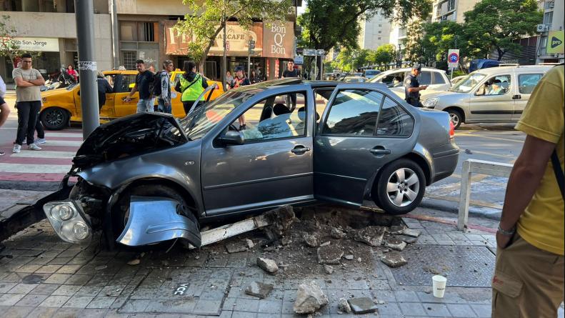 Accidente en Córdoba: cruzó cinco semáforos en rojo, chocó a un taxi y terminó incrustado en un poste