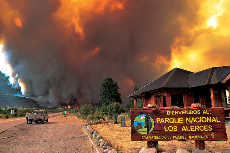 Avanza el incendio forestal en el Parque Nacional Los Alerces y ya arrasó 577 hectáreas