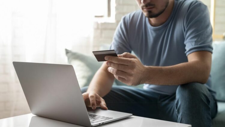 Economía eleva a 3.000 dólares el límite para compras en el exterior
