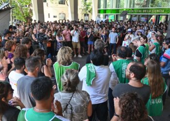 Trabajadores del Conicet realizaron un «ruidazo» para denunciar «despidos»