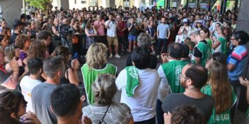 Trabajadores del Conicet realizaron un «ruidazo» para denunciar «despidos»