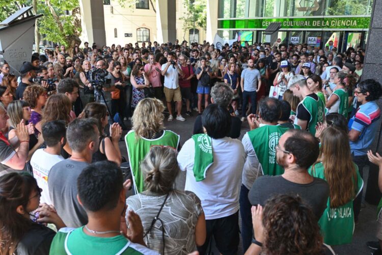 Trabajadores del Conicet realizaron un "ruidazo" para denunciar "despidos"