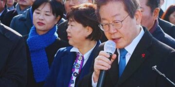 Líder surcoreano fue apuñalado frente a las cámaras