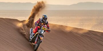 Kevin Benavides se impuso en motos, escoltado por su hermano
