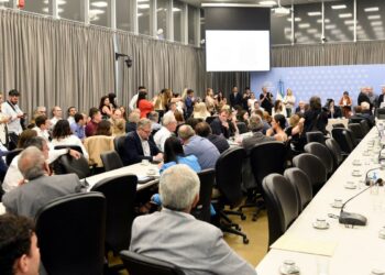 Reclamo opositor para que los ministros vayan al Congreso