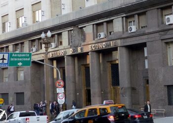 Liberan de la obligación de dar información a bancos y firmas