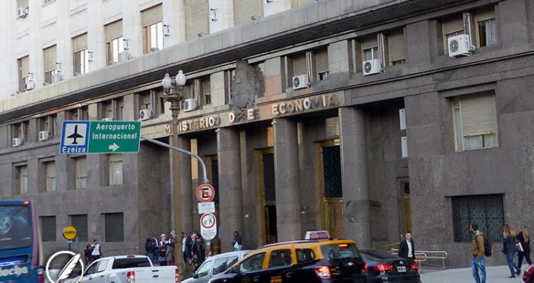 Liberan de la obligación de dar información a bancos y firmas