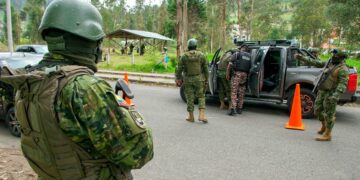 El presidente ecuatoriano acude a las FF.AA para frenar a las bandas criminales