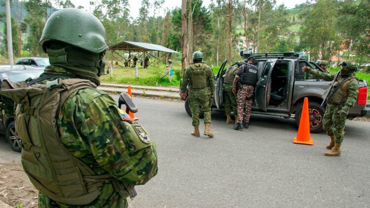 Soldados de infantería ecuatorianos en una cárcel de Guayaquil tras un motín.