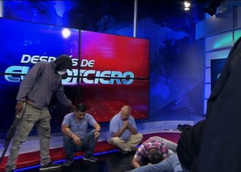 Encapuchados y armados irrumpen en estudio de TV de Guayaquil en plena transmisión