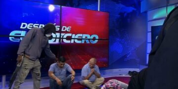 Encapuchados y armados irrumpen en estudio de TV de Guayaquil en plena transmisión