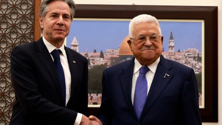 El secretario de Estado norteamericano junto a Mahmud Abbas.