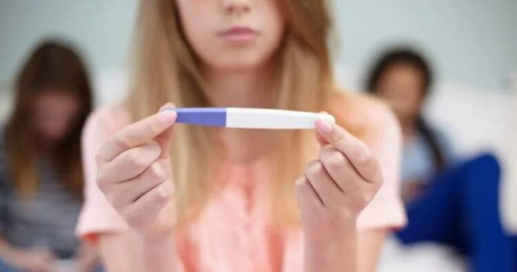 Reducir el embarazo adolescente genera un impacto positivo en la economía