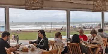 Desde el desayuno a la cena, cuánto cuesta comer en la Costa Atlántica este verano