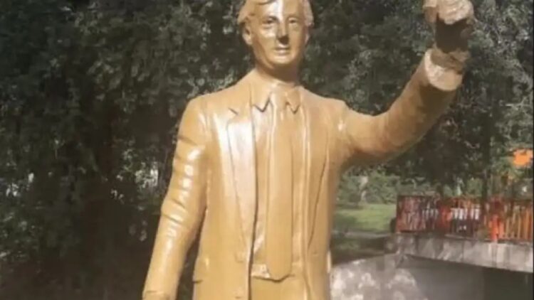 Critican la remoción de una estatua de Néstor Kirchner