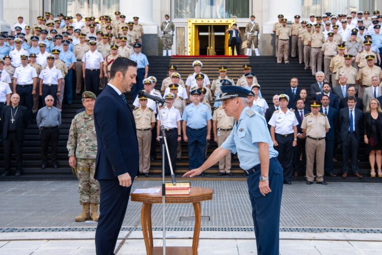 El brigadier general Xavier Isaac, junto al ministro de Defensa Luis Petri.