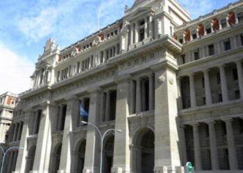 DNU: habilitaron tramitar amparos por separado y Trabajo emitió otra cautelar