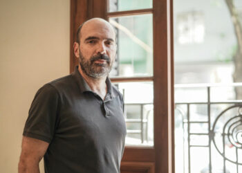 Consideran correcto el ajuste en precios de combustibles pero no vender acciones estatales en YPF