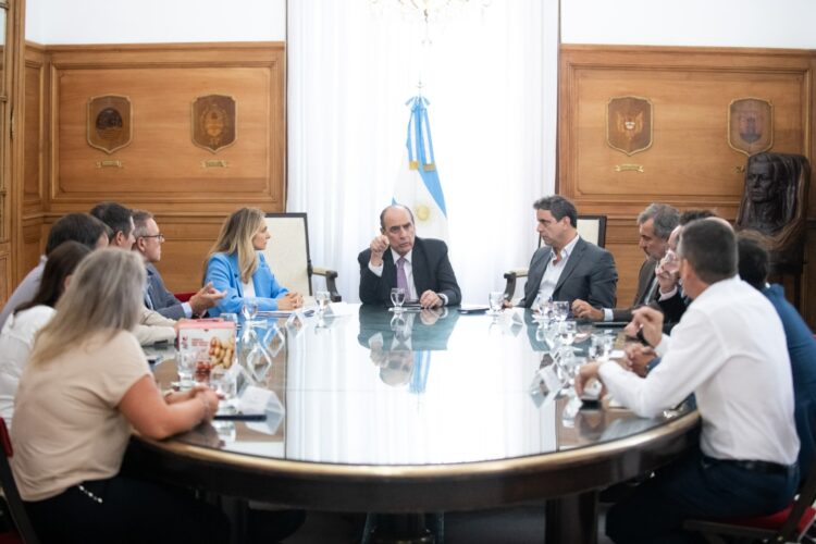 El encuentro tuvo lugar en el salón de los Escudos de la Casa Rosada.