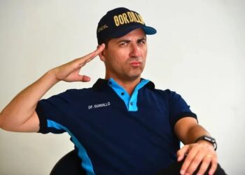 Un policía busca llevarse todas las risas