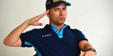 Un policía busca llevarse todas las risas