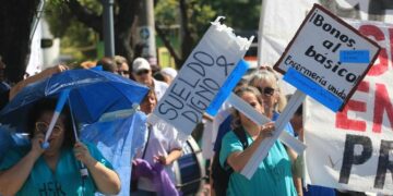 La Provincia no descarta otorgar un aumento salarial por decreto