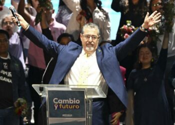 Arévalo asumió y se prepara para adoptar «medidas difíciles»