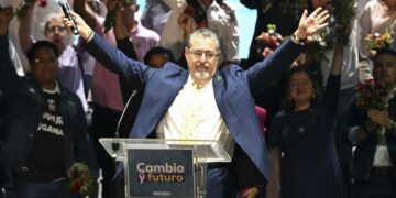 Arévalo asumió y se prepara para adoptar «medidas difíciles»